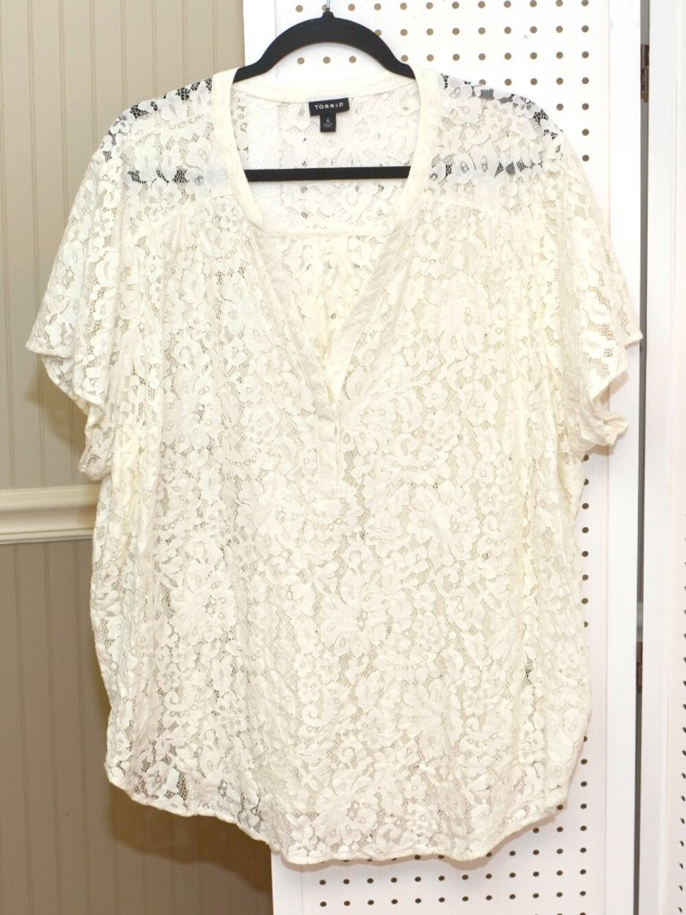 Plus Size Torrid 4 (4X) Harper White Lace Short Sleeve V-Neck Button Blouse Top